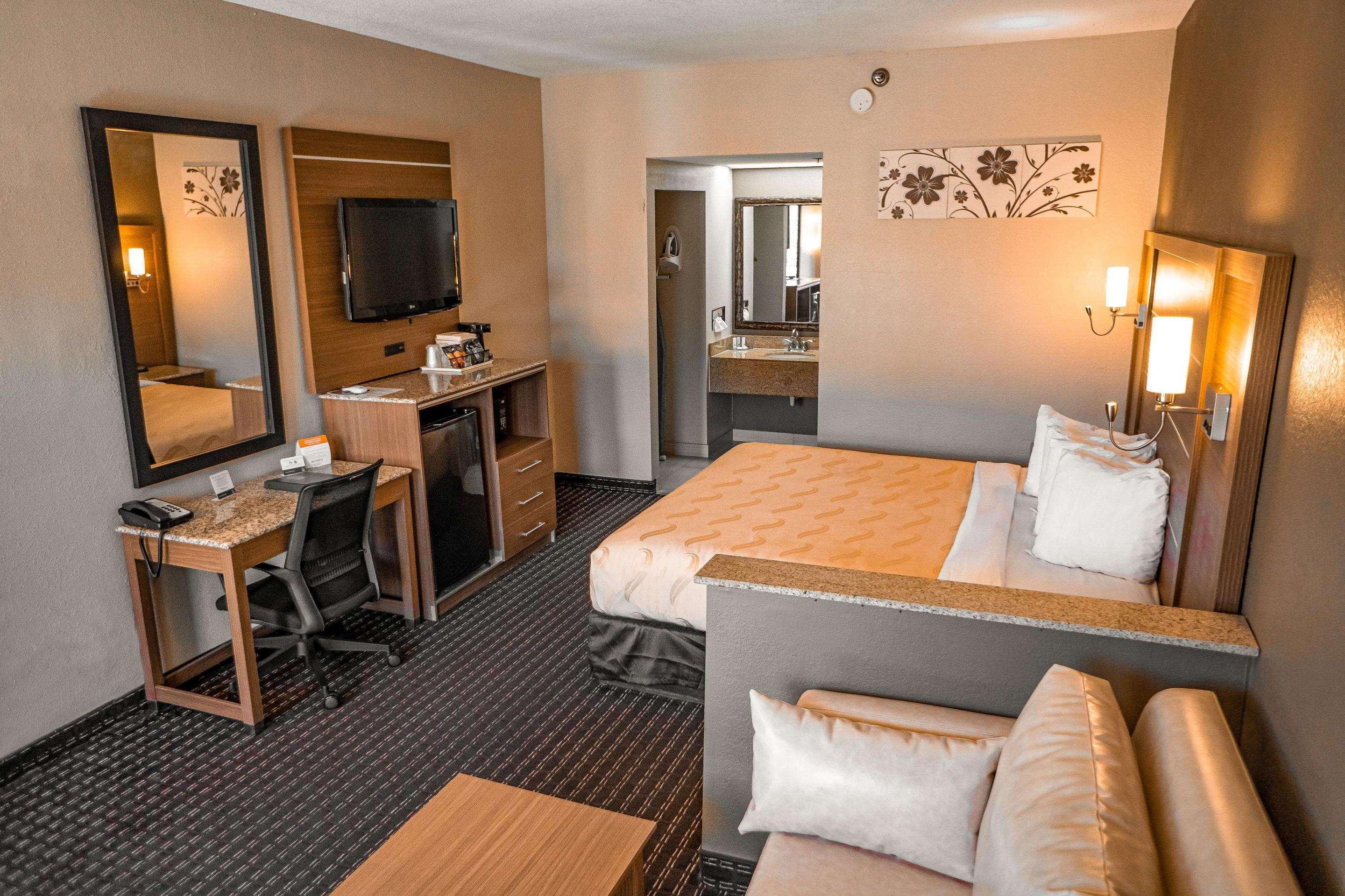 Quality Inn & Suites Near Six Flags - Austell Dış mekan fotoğraf